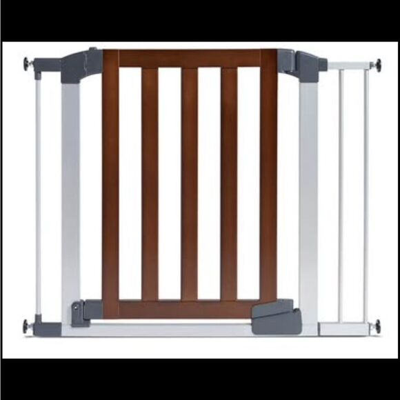 Munchkin Auto Close Pressure Mounted Baby Gate New